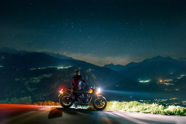 Quels sont les impacts des systèmes de surveillance des angles morts sur la sécurité des motos?