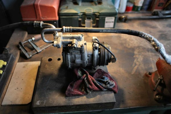 Quels sont les critères pour choisir un système de freinage en carbone-céramique pour une voiture de luxe?